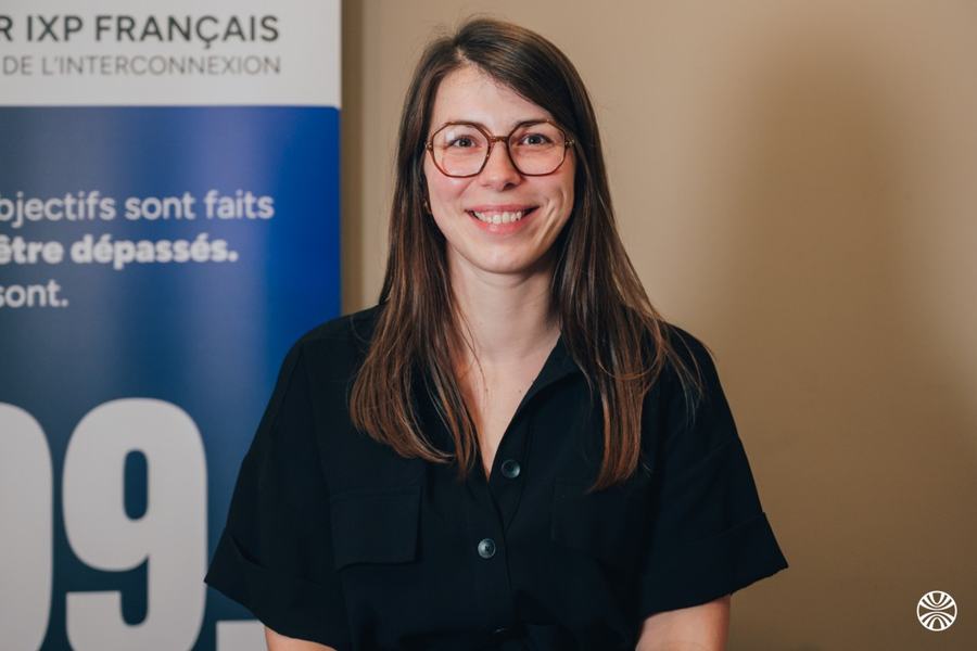 Portrait d’une femme souriante, devant un kakémono France-IX.