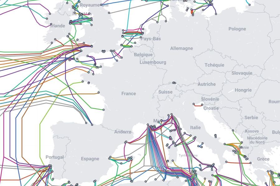 Extrait de la carte des câbles sous-marins de TeleGeography : les câbles, en lignes de couleur, atterrissent sur les côtes françaises, de la Manche à la Méditerranée, et relient l’Europe au reste du monde.