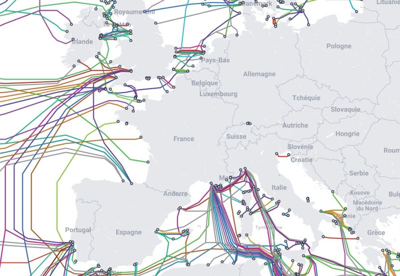Extrait de la carte des câbles sous-marins de TeleGeography : les câbles, en lignes de couleur, atterrissent sur les côtes françaises, de la Manche à la Méditerranée, et relient l’Europe au reste du monde.