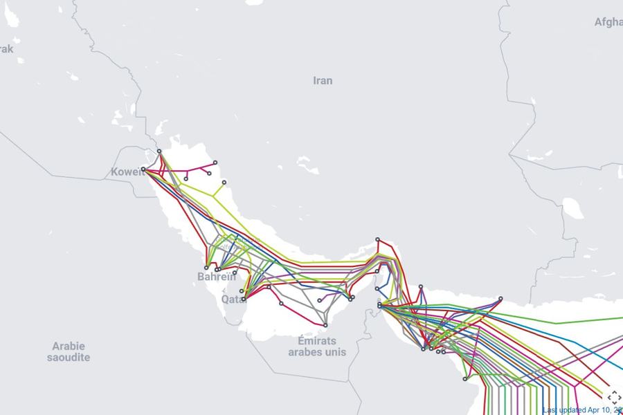 Carte du golfe Persique et du détroit d’Ormuz montrant en couleurs les tracés de câbles sous-marins entre le Koweït, Bahreïn, le Qatar, les Émirats arabes unis et la mer d’Oman, avec la mention « Last updated Apr 10, 2026 ».