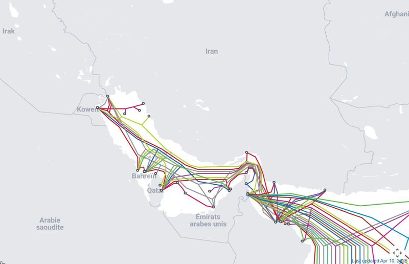 Carte du golfe Persique et du détroit d’Ormuz montrant en couleurs les tracés de câbles sous-marins entre le Koweït, Bahreïn, le Qatar, les Émirats arabes unis et la mer d’Oman, avec la mention « Last updated Apr 10, 2026 ».