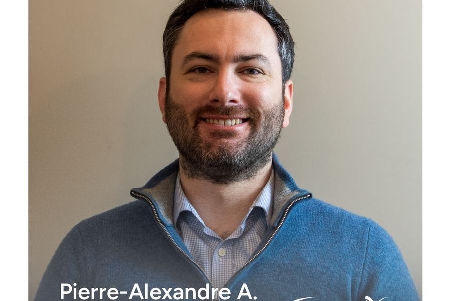 Portrait d’un homme souriant, en pull bleu zippé, avec la mention « Pierre-Alexandre A., Responsable comptable » et le logo France-IX.