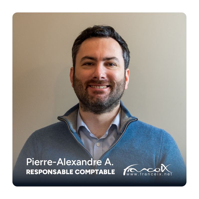 Portrait d’un homme souriant, en pull bleu zippé, avec la mention « Pierre-Alexandre A., Responsable comptable » et le logo France-IX.