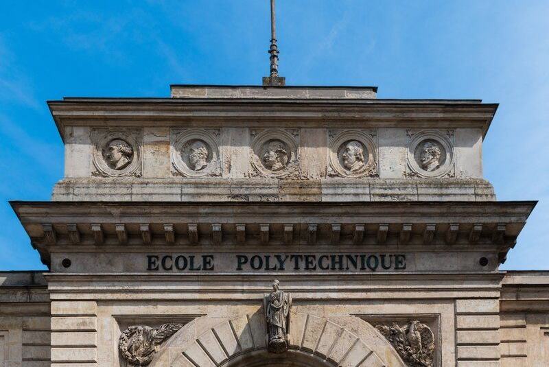 Fronton d’un bâtiment portant l’inscription « École polytechnique ».