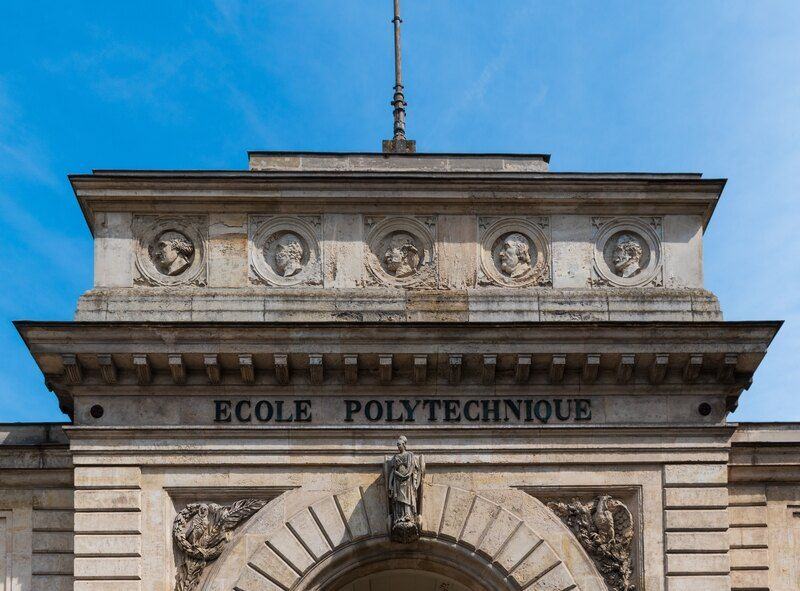 Fronton d’un bâtiment portant l’inscription « École polytechnique ».