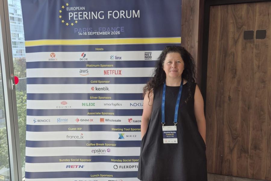 Sandrine Gourby, badge France-IX AS 51706, devant la bannière « European Peering Forum, Paris, France, 14-16 September 2026 » qui liste hôtes et sponsors, dont France-IX en « Guest IXP ».