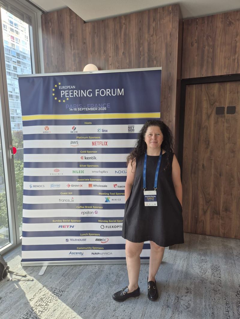Sandrine Gourby, badge France-IX AS 51706, devant la bannière « European Peering Forum, Paris, France, 14-16 September 2026 » qui liste hôtes et sponsors, dont France-IX en « Guest IXP ».