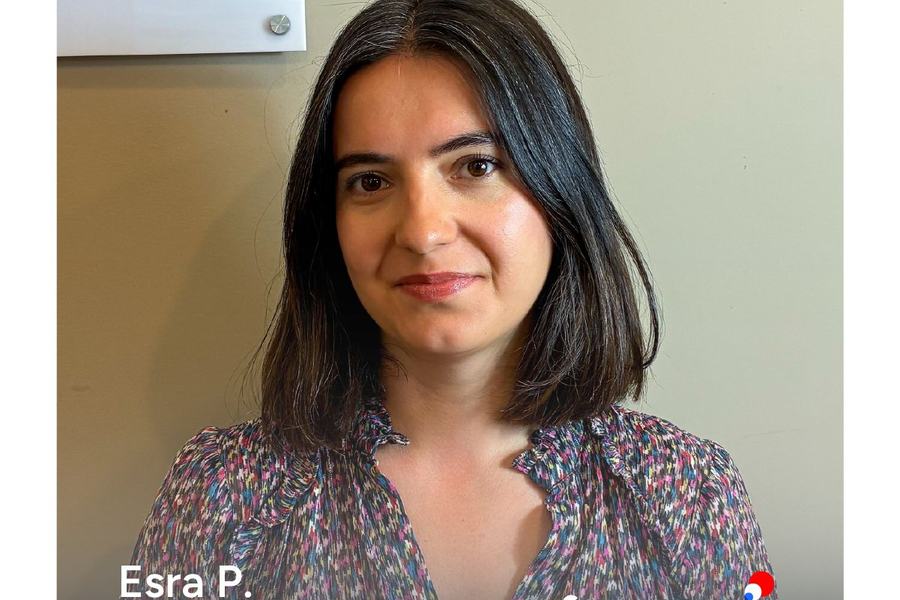 Portrait d’Esra P., Customer Service Manager, avec le logo France-IX.
