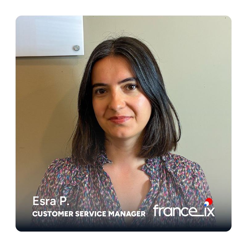 Portrait d’Esra P., Customer Service Manager, avec le logo France-IX.