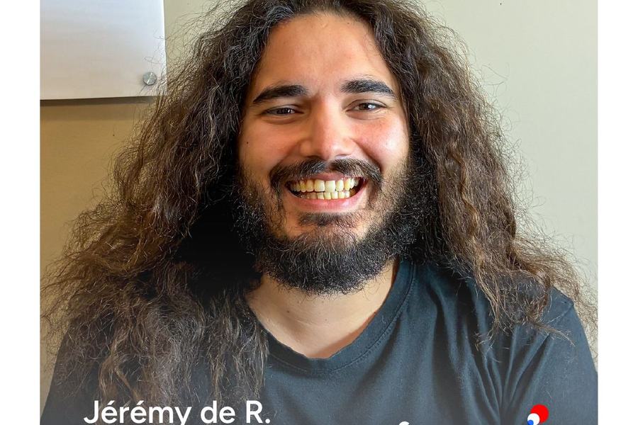 Portrait souriant d’un homme aux longs cheveux bouclés et à la barbe, en tee-shirt sombre, avec la mention « Jérémy de R., ingénieur systèmes & réseaux » et le logo France-IX.