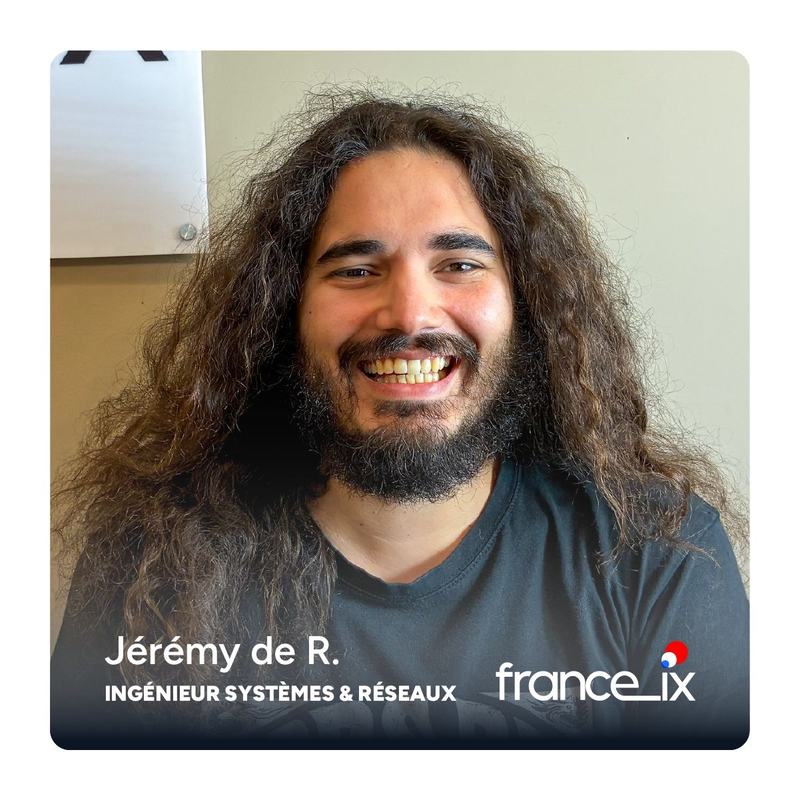 Portrait souriant d’un homme aux longs cheveux bouclés et à la barbe, en tee-shirt sombre, avec la mention « Jérémy de R., ingénieur systèmes & réseaux » et le logo France-IX.